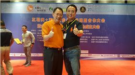 公司总经理与单仁资讯董事长单仁合影
