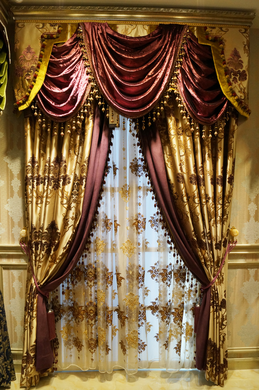 伊莎莱-欧式别墅客厅窗帘效果图-客厅窗帘图片